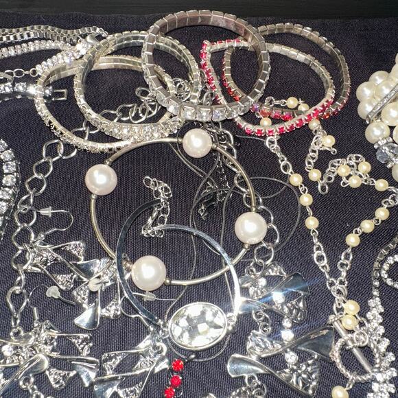 Bundle jewelry lot 55+ pieces modern silver tone faux pearls rhinestones - Picture 14 of 16